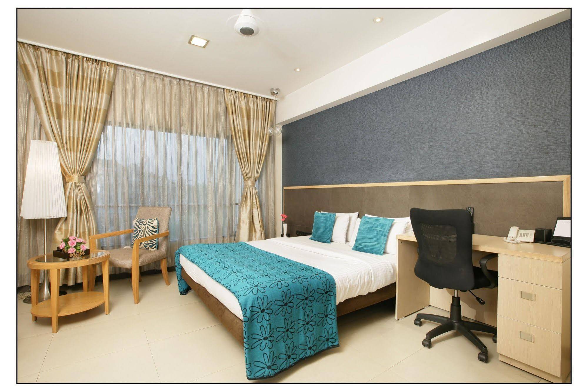 The Sirona Hotel Pune Extérieur photo