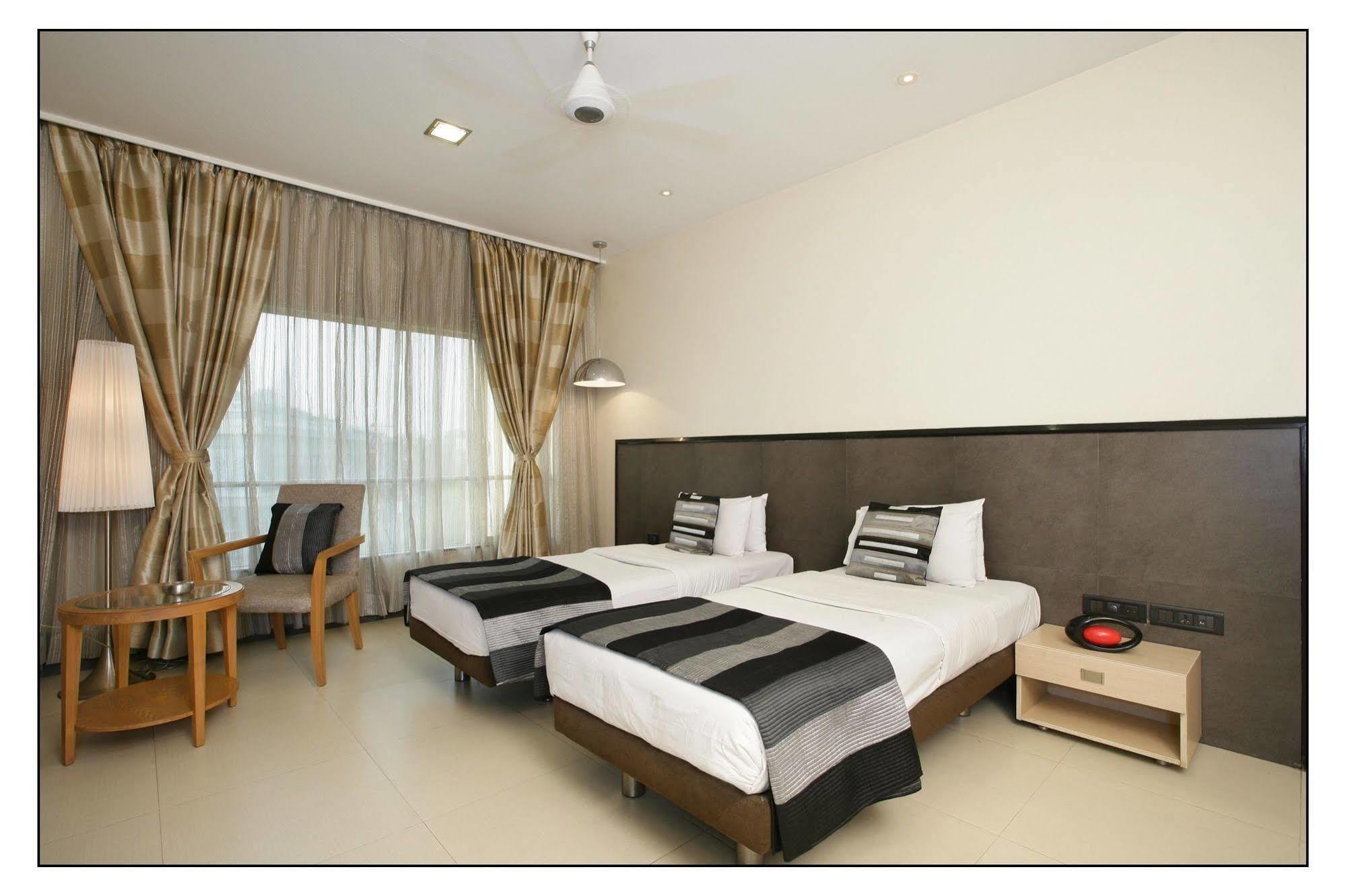 The Sirona Hotel Pune Extérieur photo