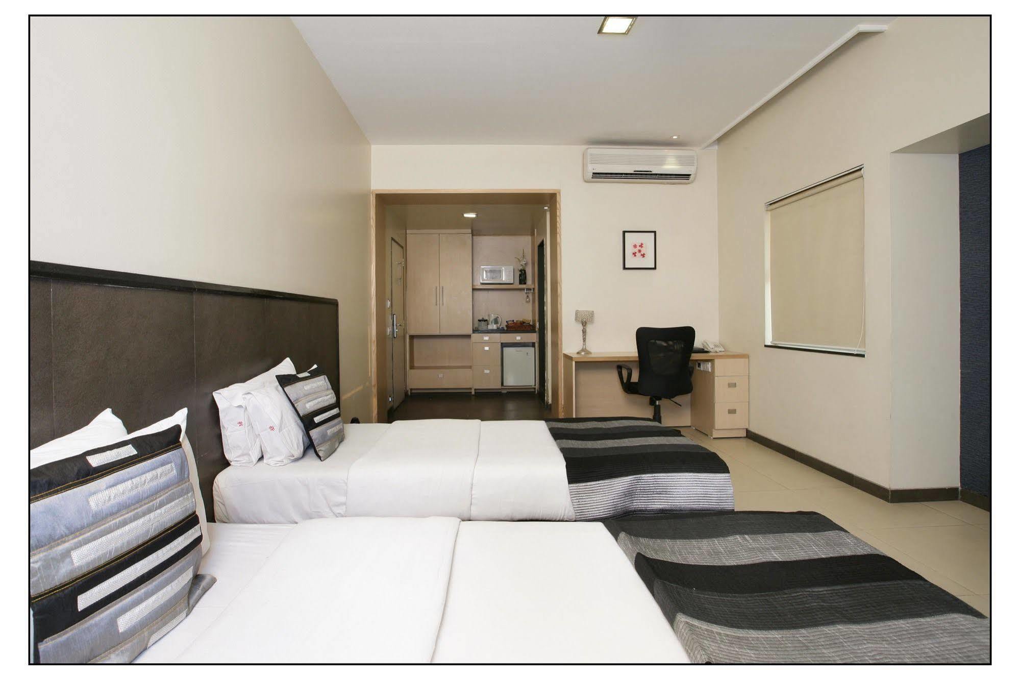 The Sirona Hotel Pune Extérieur photo