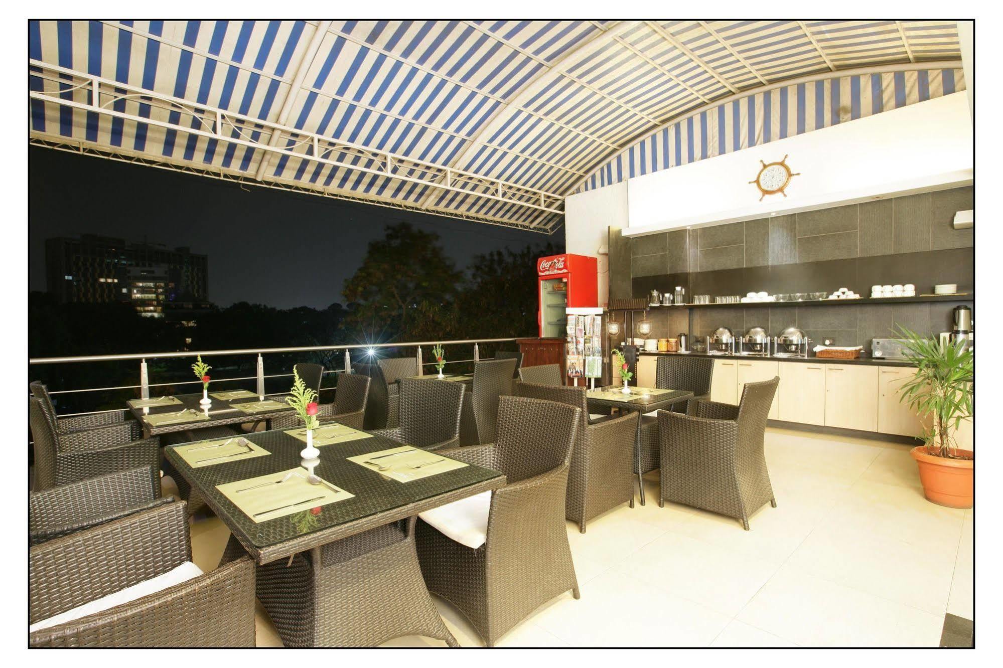 The Sirona Hotel Pune Extérieur photo