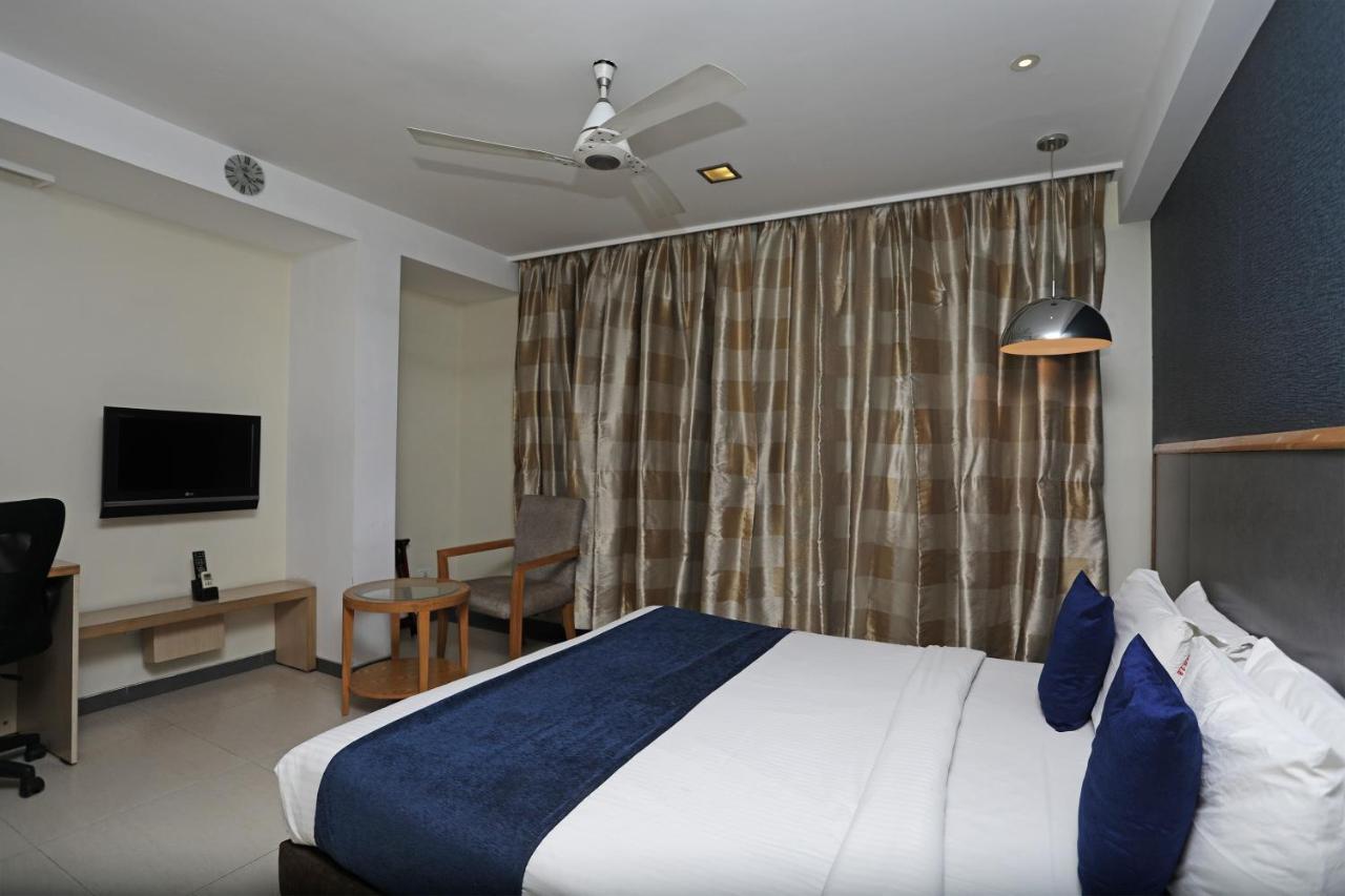 The Sirona Hotel Pune Extérieur photo